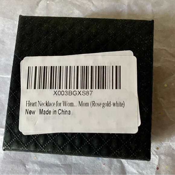 💥Heart with Floating Crystal Necklace - Rose Gold Plated💥 NIB - Picture 7 of 7